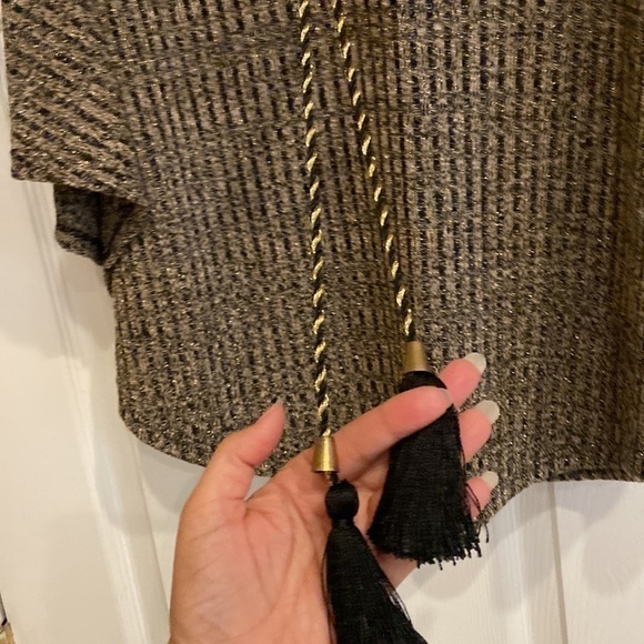 Romeo and Juliet Couture, women’s gold and black batwing blouse size medium - Picture 4 of 6